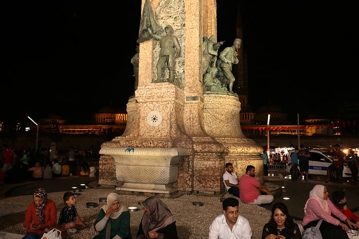 Vandallık Meydanda! Taksim Cumhuriyet Anıtı'na Sprey Boyayla Yazı Yazdılar