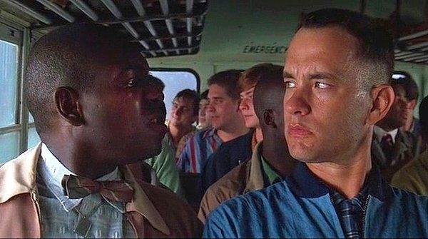 9. Filmin bir bölümünde Tom Hanks “Benim asıl adım Benjamin Buford Blue ama insanlar bana Bubba diyorlar.” repliğine yanıt olarak; “Benim adım Forrest Gump. İnsanlar bana Forrest Gump der.” diyor.