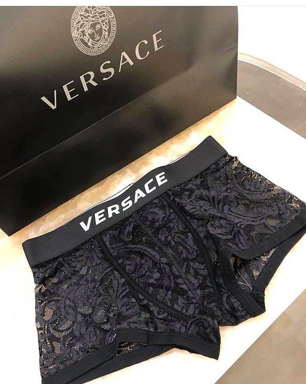 Erkeklerin de seksi olmaya hakkı var diye düşünmüş olacaklar ki "Versace" isimli marka erkekler için özel olarak bu görmüş olduğunuz dantelli boxer'ı üretti.