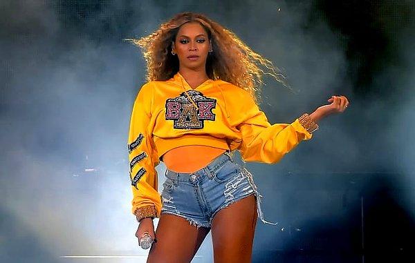 BuzzFeed'e göre Beyoncé, ikizleri Rumi ve Sir Carter'ın doğumundan çok kısa bir süre sonra, Coachella 2018'de sahnelere büyük bir dönüş yapmıştı.