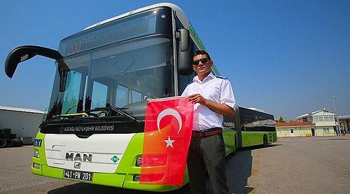 Otobüsü Durdurup Yerde Gördüğü Türk Bayrağını Alarak Başucuna Koyan Şoför