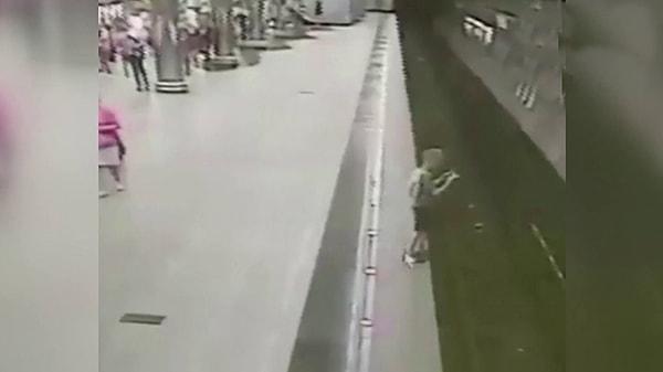 Yekaterinburg şehrinin Chkalovskaya istasyonunda gerçekleşen olayda 9 yaşında olduğu söylenen çocuk telefona bakarken rayalra düştü.