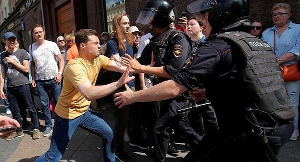 Söz konusu eylemlerin düzenlenmesi çağrısını, Rusya’da muhalefetin en önemli isimlerinden olan Aleksey Navalni yapmıştı. Bunun üzerine Navalni, 30 gün boyunca hapis cezasına mahkum edilmişti.
