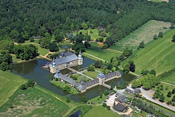 1. Какая страна владела оккупационной зоной немецкой земли Северный Рейн-Вестфалия (Рур) после 1945 года?