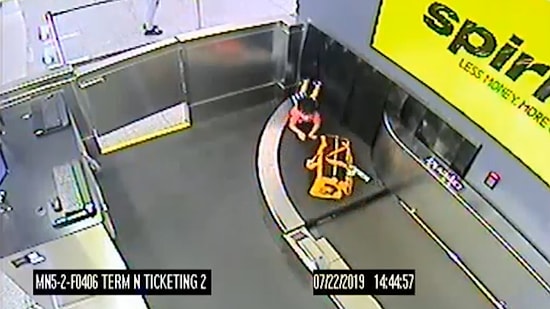 Annesinin Dalgınlığından Yararlanarak Havalimanında Bagaj Taşıma Bandına Giren Çocuk Yaralı Bir Şekilde Kurtarıldı!