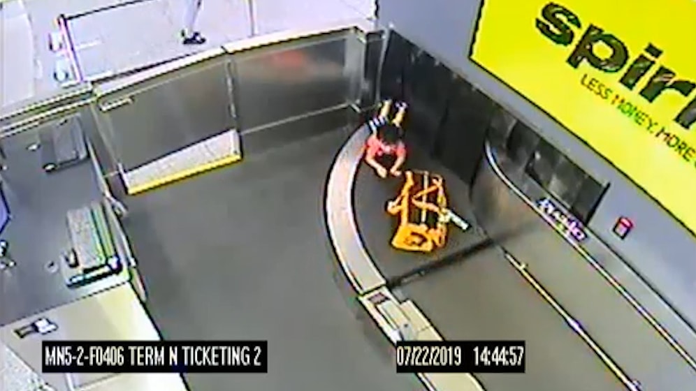 Annesinin Dalgınlığından Yararlanarak Havalimanında Bagaj Taşıma Bandına Giren Çocuk Yaralı Bir Şekilde Kurtarıldı!