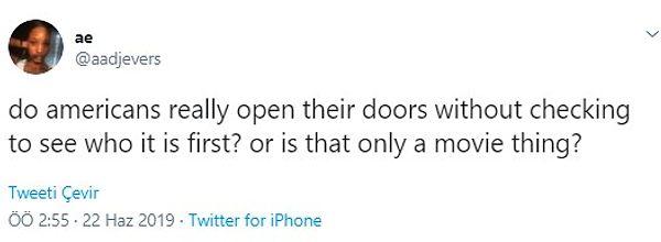 9. "Amerikanlar gerçekten kimin geldiğini kontrol etmeden mi kapılarını açıyorlar? Yoksa bu sadece filmlerde olan bir şey mi?"