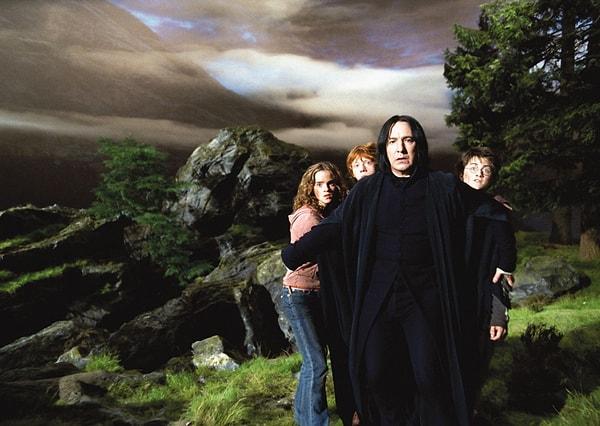 8. Harry Potter serisinin beşinci filminin çekimleri sırasında Snape'i canlandıran ünlü aktör Alan Rickman, yeni aldığı arabasına Rupert Grint'le Matthew Lewis'in beş metre mesafeden fazla yaklaşmasını yasaklamıştı.