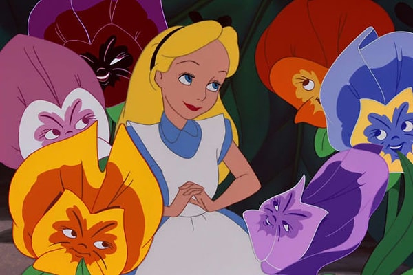 7. Что еще держал в руках Белый Кролик, кроме карманных часов в «Алисе в стране чудес»?