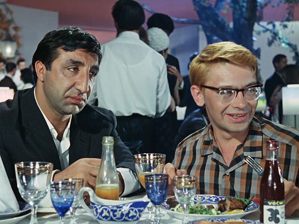 1. "Мёртвому, конечно, спокойней, да уж больно скучно" 2. "Павлины, говоришь… Хех!" 3. "Не говори никому. Не надо..."