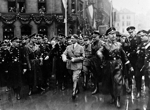1932 - Almanya'da seçimlerde 230 milletvekilliği alan Nasyonal Sosyalist Alman İşçi Partisi (Naziler) birinci parti oldu. Sosyal demokratlar 133, komünistler 89 milletvekili çıkardılar.