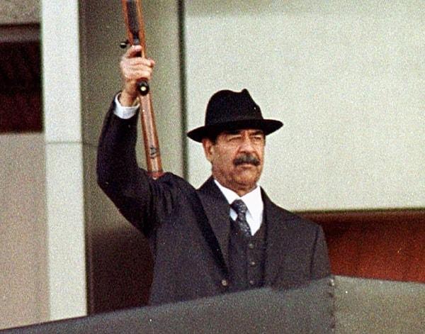 1990 - Saddam Hüseyin önderliğindeki Irak, Kuveyt'i işgal etti. Kuveyt Emiri Şeyh Cabir es-Sabah, Suudi Arabistan'a kaçtı.