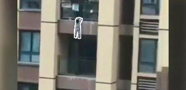 Apartman sakinleri, balkonun altına çarşaf açarak düşen çocuğu kurtardı.