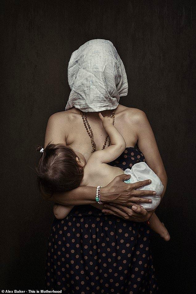 36 yaşındaki Kolombiyalı anne Marta Ordonez, 11 aylık kızını emzirirken poz verdi.