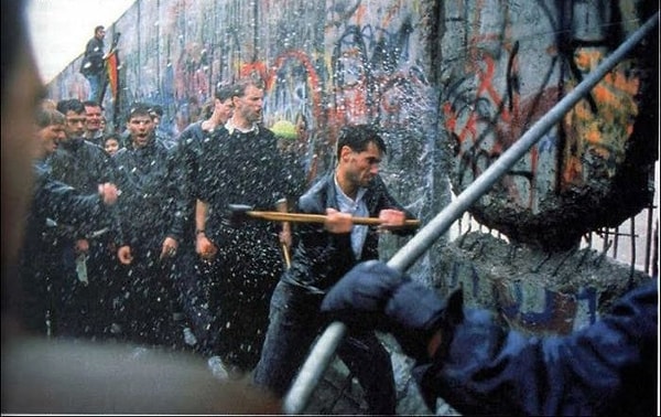 15. На фото изображён развал Берлинской стены.