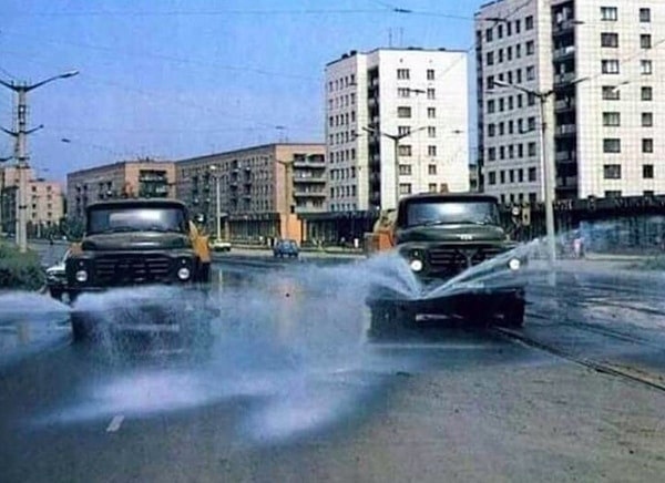 21. Мытьё дорог в СССР, 6 утра.