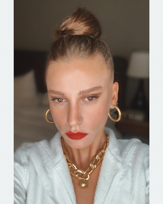 Bir yanda Türkiye'nin en güzel kadınlarından biri olan Serenay Sarıkaya,