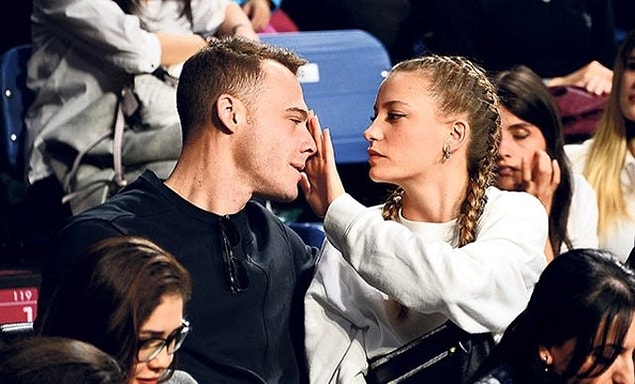 Serenay Sarıkaya bildiğiniz üzere geçtiğimiz aylarda Kerem Bürsin ile yollarını ayırmıştı.