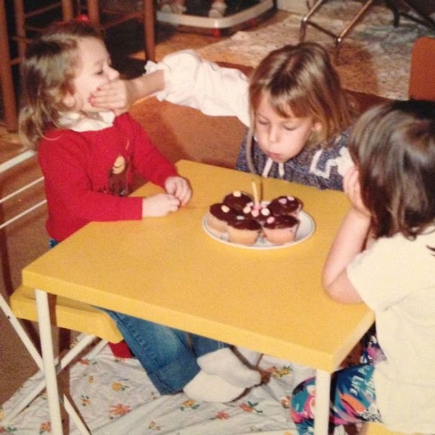 10. "Tam olarak 27 yıl önce kız kardeşimle çekindiğim fotoğraf...Bazı şeyler asla değişmiyor."