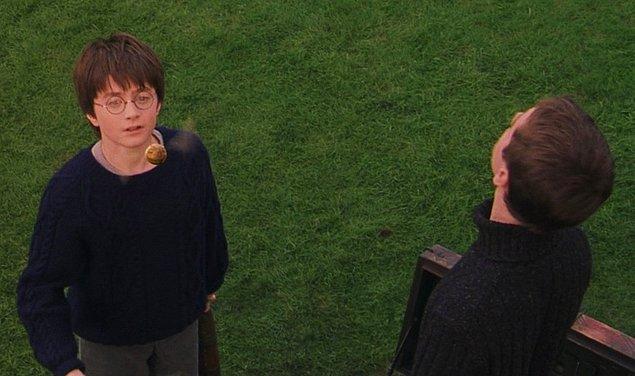 16. 2001 yapımı 'Harry Potter and Sorcerer's Stone' filminde Oliver Wood, Goldden Snitch'i serbest bıraktığında etrafına bakınırken, Harry yönünü mükemmel bir şekilde takip edebiliyor. Bu da arayışta olan karakterin doğal iç güdüsünü gösteriyor.