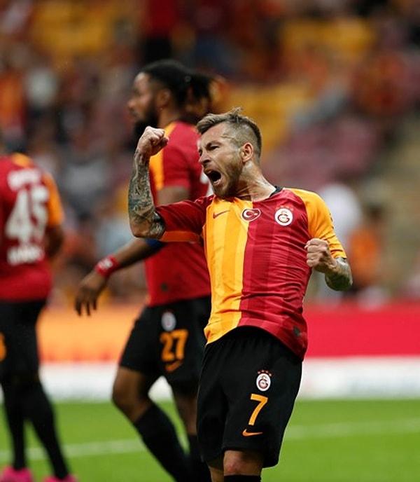 Maçın 10. dakikasında korner organizasyonu sonrası Galatasaray'ın ilk golünü yeni transferlerden Adem Büyük kaydetti.