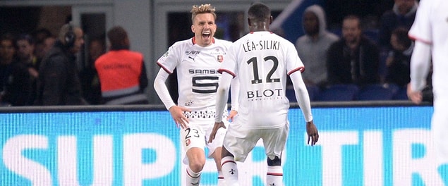 Karşılaşmaya hızlı başlayan Rennes, 13. dakikada Adrien Hunou’nun ağları sarsmasıyla 1-0 öne geçti ve ilk devre, bu skorla sona erdi.