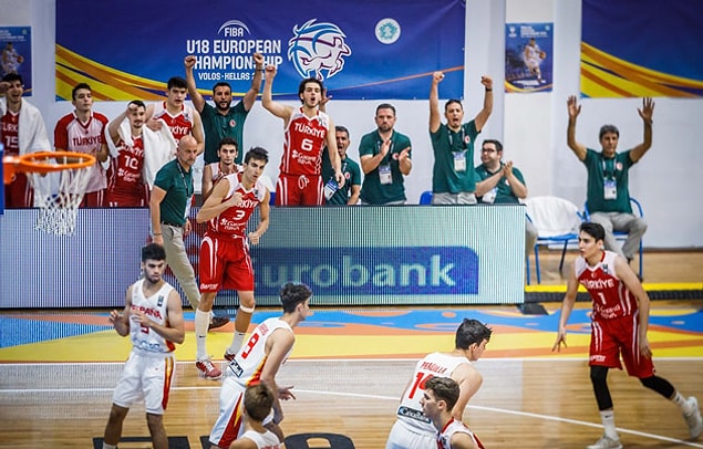 18 Yaş Altı Erkek Milli Takımımız karşılaşmanın ilk yarısını 23-31 önde tamamladı. Ay-yıldızlılarımızda Mustafa Kurtuldum 19, Alperen Şengün de 9 sayı kaydetti.