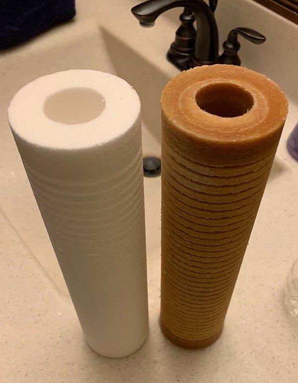 15. Soldaki yeni bir su filtresi kartuşu. Sağdaki ise 3 aydır kullanılmış olan.
