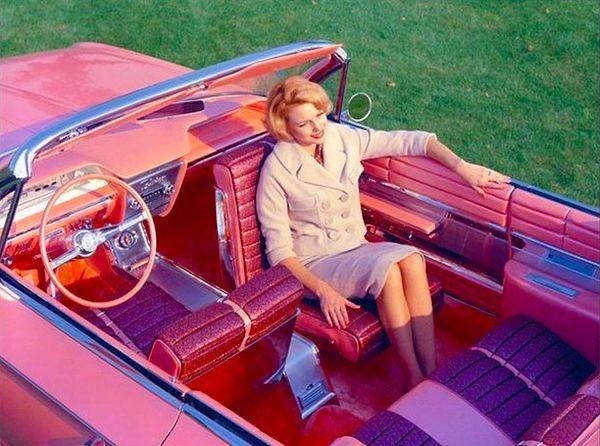 11. Otomobil dostlar içindir! 1961 model Buick Flamingo’nun ön koltukları arkaya dönebiliyordu.