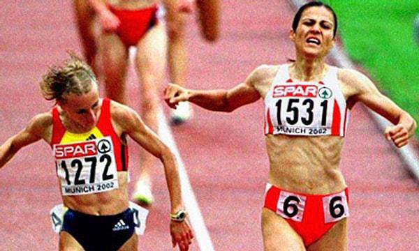 2002 - Almanya'nın Münih kentindeki 18. Avrupa Atletizm Şampiyonası'nda kadınlar 1500 metrede Süreyya Ayhan, altın madalya kazandı.