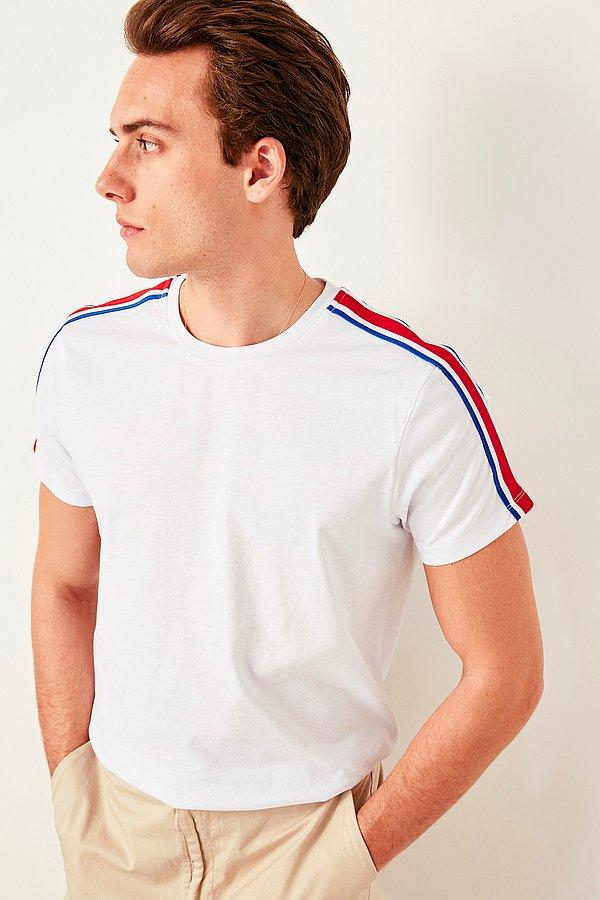 7. Beyaz üzerine renkli omuz çizgileri olan bu tişört de üzerinize çok yakışabilir.