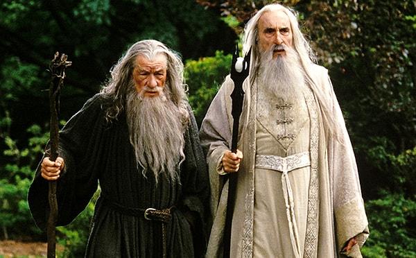 15. Christopher Lee Saruman rolünü almakta başarılıydı ama asıl oynamak istediği karakter Gandalf'dı. Filmin yapımcıları, Lee'nin yaşından dolayı, savaş sahnelerinde zorluk yaşayacağını düşünmüş.