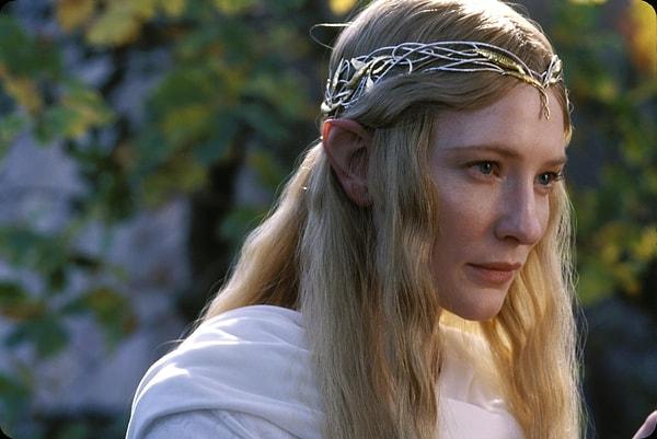 21. Cate Blanchett Galadriel rolünün kostümünü çok sevmiş ve çekimler bitince kullandığı prostetik elf kulakları da ona hediye edilmiş.