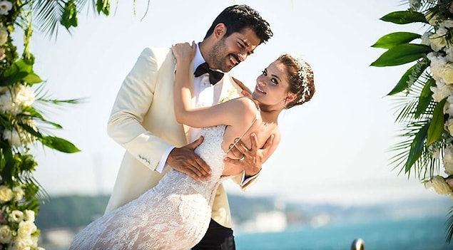 Burak Özçivit ile de harika giden bir evlilikleri var.