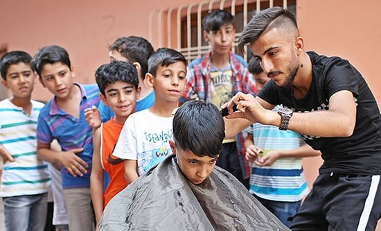 Sokak Sokak Gezip İmkanı Olmayan Çocukları Bayram İçin Tıraş Eden Genç: 'Onların da Mutlu Olmaya Hakkı Var'