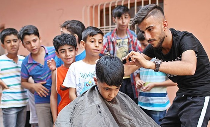 Sokak Sokak Gezip İmkanı Olmayan Çocukları Bayram İçin Tıraş Eden Genç: 'Onların da Mutlu Olmaya Hakkı Var'