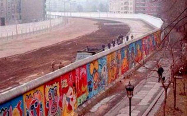 1961 - Doğu Almanya yönetimi, batıya kaçışları önlemek için Berlin sınırını dikenli tellerle kapattı. 20 Ağustos'ta bu tellerin yerine, daha sonra Utanç Duvarı denilecek beton duvar örülmeye başlandı.