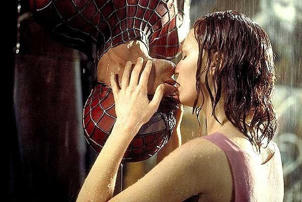 11. Sinema tarihinde iz bırakan bu ters öpücük sahnesi Spider Man serisinin hangi filminde yer almıştı?