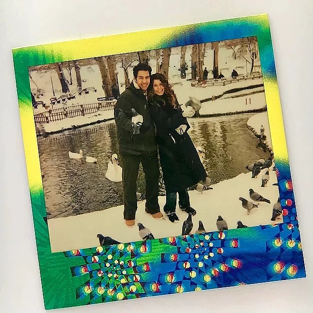 Çoğu insan Beren Saat'in Instagram'da eski erkek arkadaşıyla birlikte olan fotoğraflarını paylaşması ve altına yazdığı yazıların bu ayrılığa sebep olduğunu düşünüyor. Kimi de aralarındaki sevginin bittiğini iddia ediyordu.
