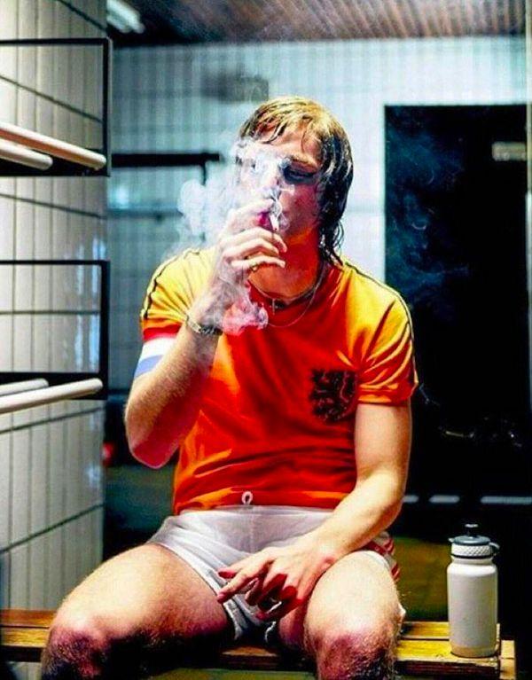 14. Johan Cruyff 1974 Dünya Kupası finalinde devre arasında sigara içerken