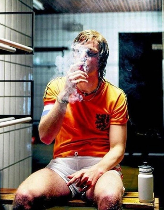 15. Johan Cruyff 1974 Dünya Kupası finalinde devre arasında sigara içerken