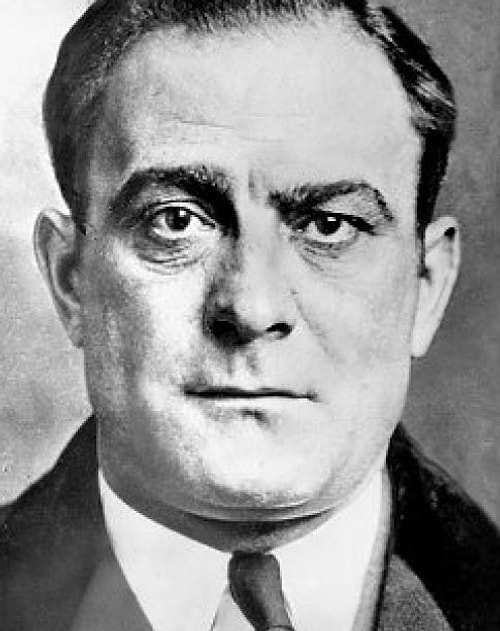Hayatı The Godfather filmine konu olmuş, babaların babası olarak bilinen ''Don Vito'' Genovese, yüzlerce infaz emri vermiş ve neredeyse hiçbiriyle ilişiği kurulamamıştır.