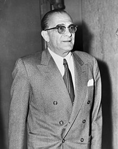 Hayatı The Godfather filmine konu olmuş, babaların babası olarak bilinen ''Don Vito'' Genovese, yüzlerce infaz emri vermiş ve neredeyse hiçbiriyle ilişiği kurulamamıştır.