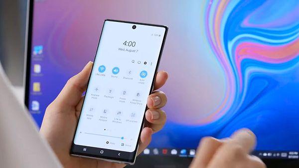 Samsung'un yeni bombası Galaxy Note 10 piyasaya sansasyonel bir giriş yaptı. Ancak kullanıcıların ve analizcilerin gözüne telefonun kulaklık girişi olmadığı çarptı.