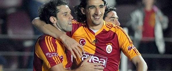 Galatasaray Yönetimi'nin bu transferi bitirmek istediği ve şu anda Mehmet Topal'ın menajeri Batur Altıparmak ile masada olduğu öğrenildi.