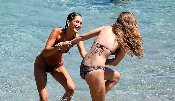 Moda dünyasının en ünlü modellerinden Gigi vr Bella Hadid kardeşler, Temmuz sonundan beri Yunanistan'ın Mikonos Adası'nda tatil yapıyor.