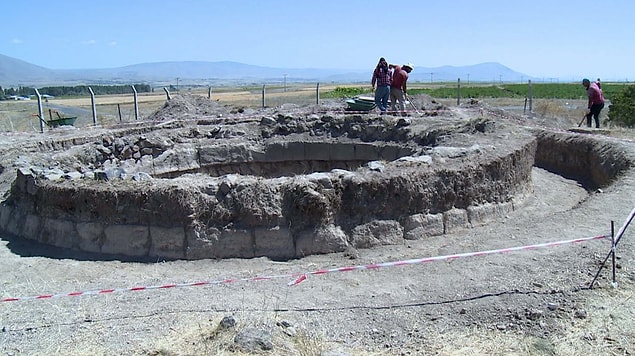 Defineciler kümbeti iş makinesiyle tahrip etti, halk jandarmaya haber verdi