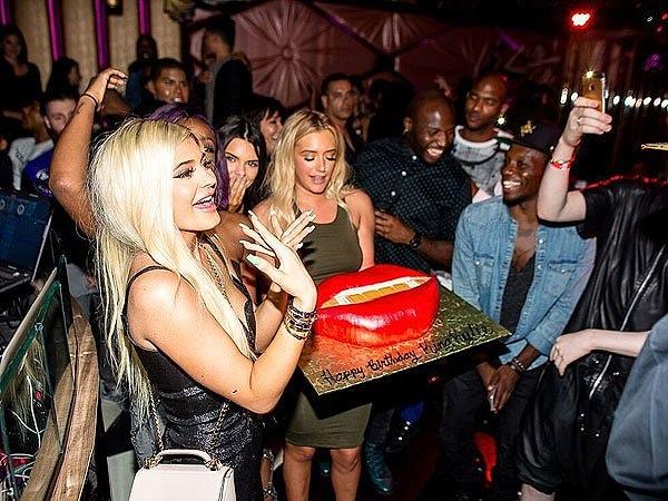10 Ağustos 1997 doğumlu Kylie Jenner'ın özellikle şöhrete ve zenginliğe kavuştuğu 18. yaşından beri abartılı doğum günü kutlamaları dikkat çekiyor.