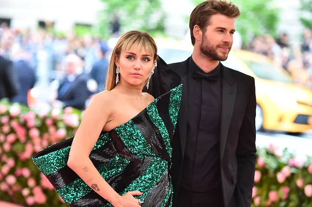 Aska Dair Umutlar Tukenmeye Devam Ediyor 7 Ay Once Evlenen Miley Cyrus Ve Liam Hemsworth Ayrildiklarini Acikladi Onedio Com