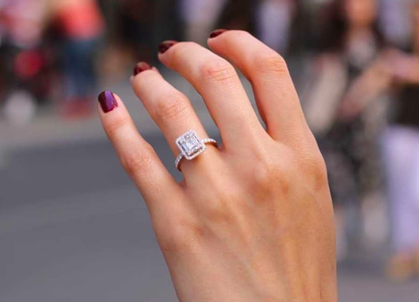 Вы получите именно такое кольцо с большим бриллиантом!